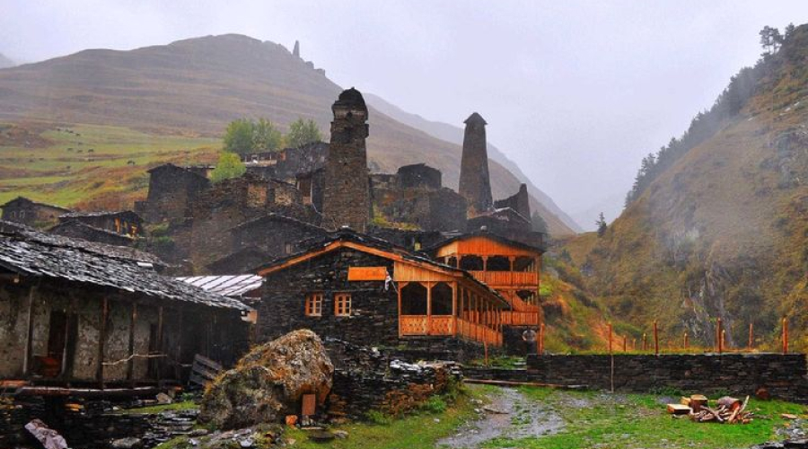 Пейзаж Тушети с горными селами и башнями.